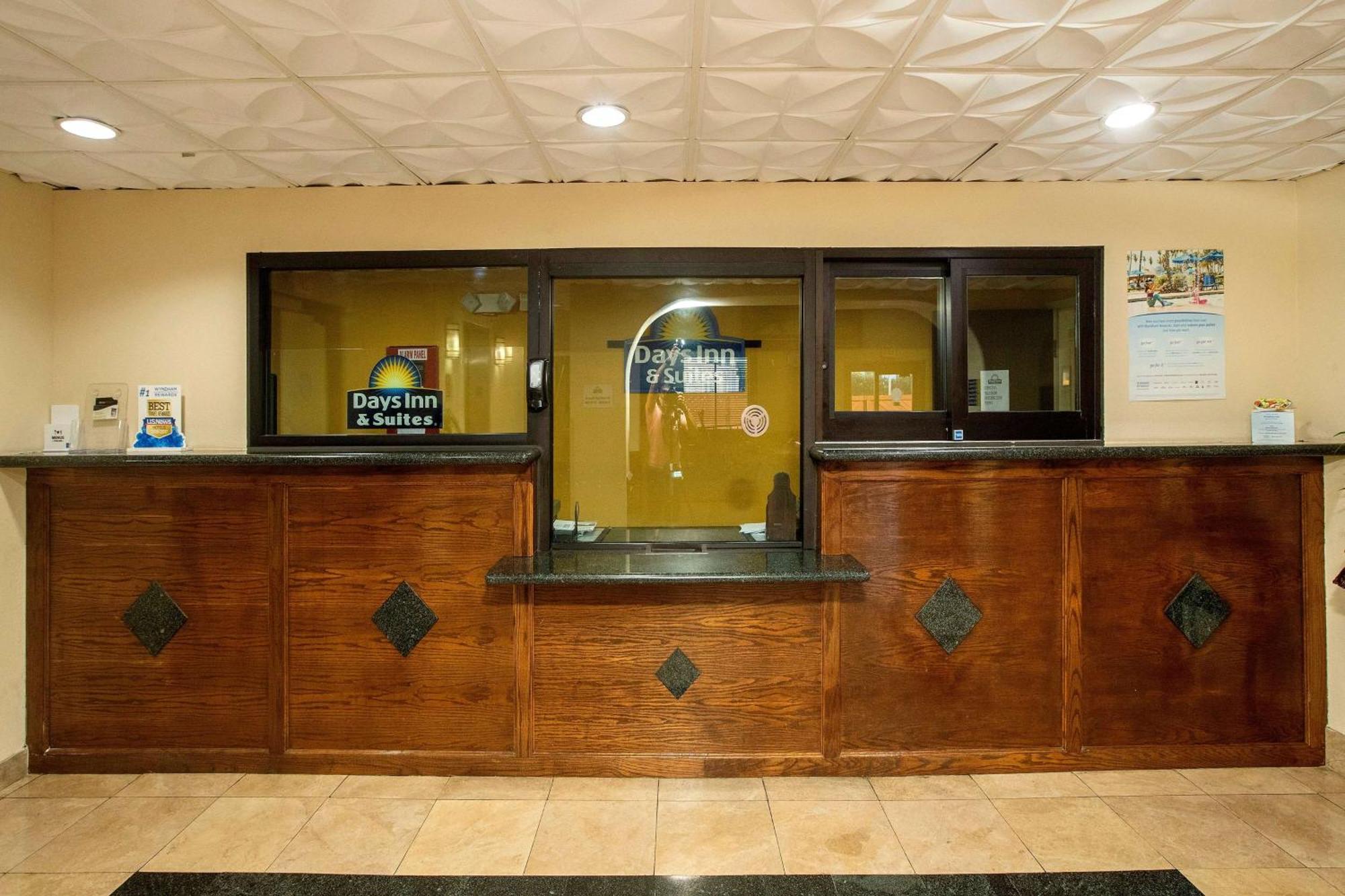 Days Inn & Suites By Wyndham Houston North/Aldine Exterior foto